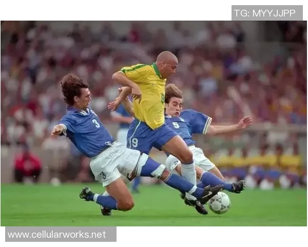 史上飞得最远的足球明星背后的传奇故事与成就揭秘